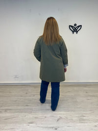 Trench parka de mujer verde militar con forro de cuadros vichy