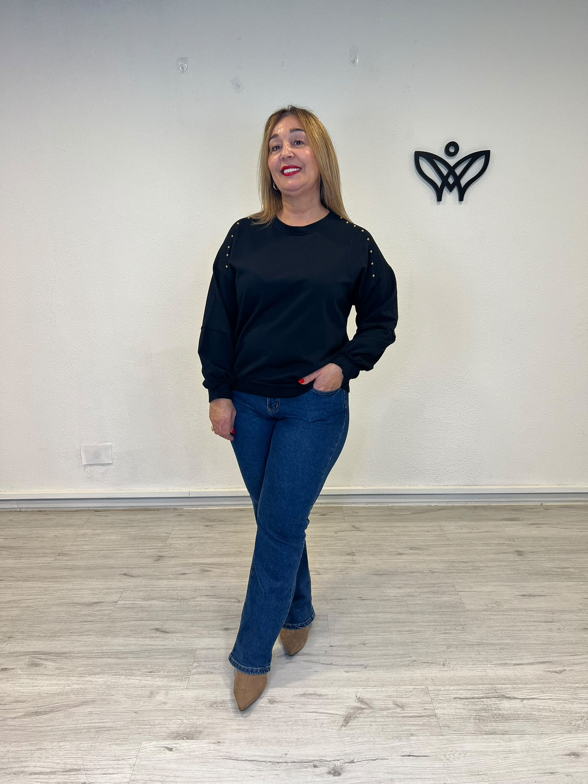 Sudadera de mujer negra con cuello redondo y tachuelas doradas