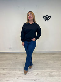 Sudadera de mujer negra con cuello redondo y tachuelas doradas