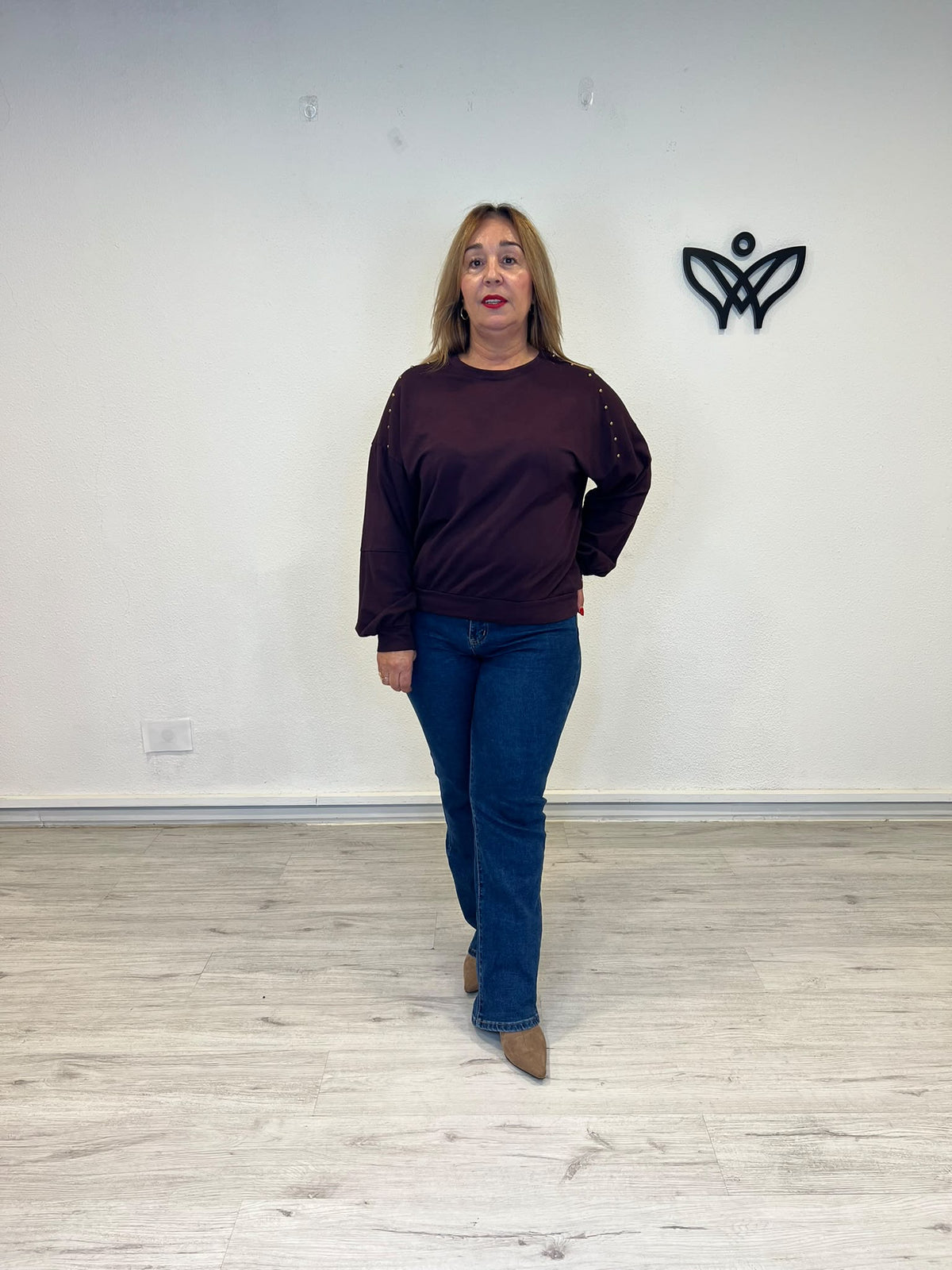 Sudadera de algodón berenjena con cuello redondo y tachuelas