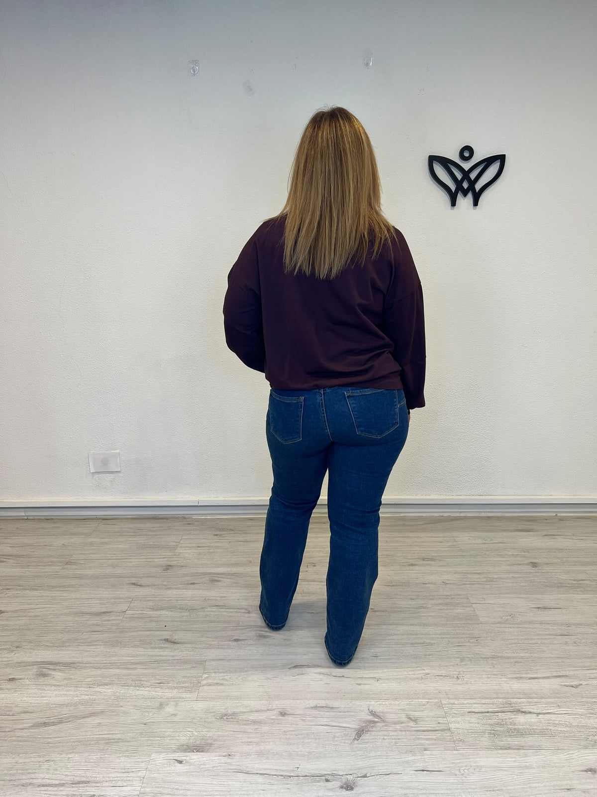Sudadera de algodón berenjena con cuello redondo y tachuelas