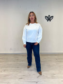 Sudadera de mujer blanca con cuello redondo y tachuelas doradas