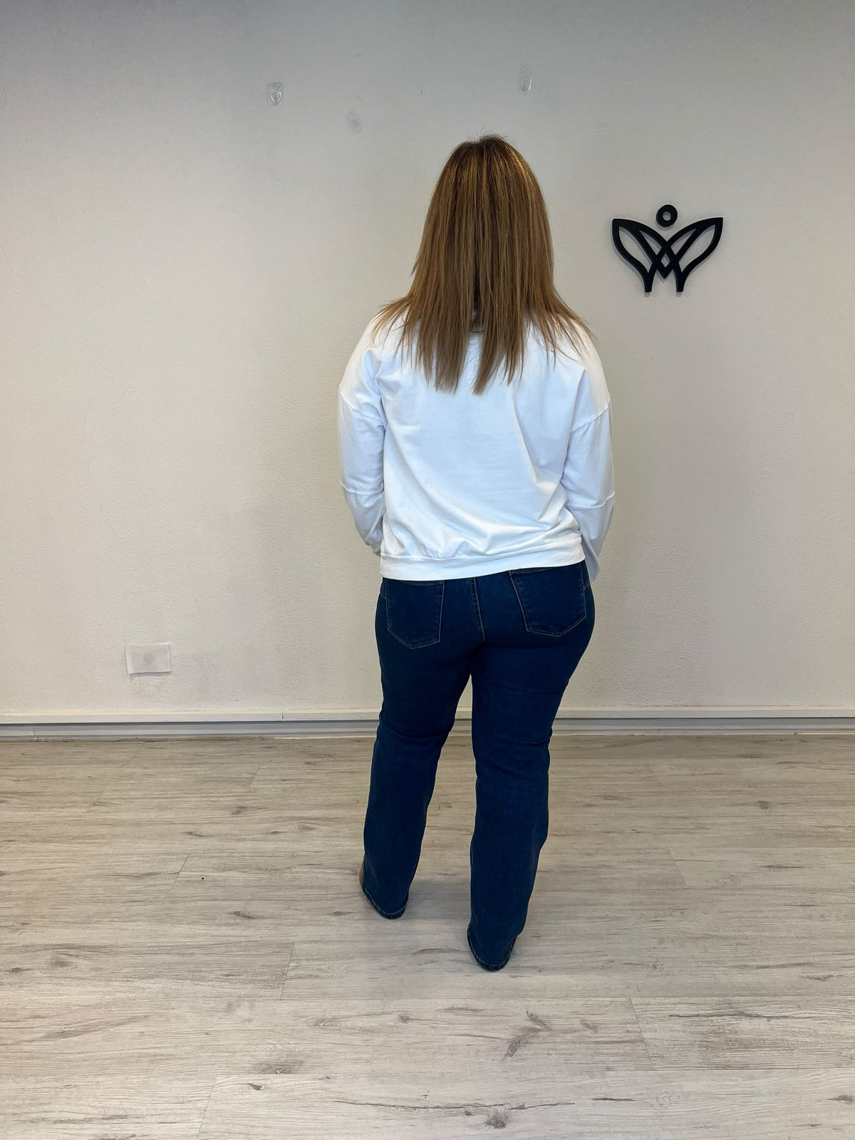 Sudadera de mujer blanca con cuello redondo y tachuelas doradas