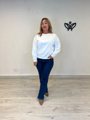 Sudadera de mujer blanca con cuello redondo y tachuelas doradas