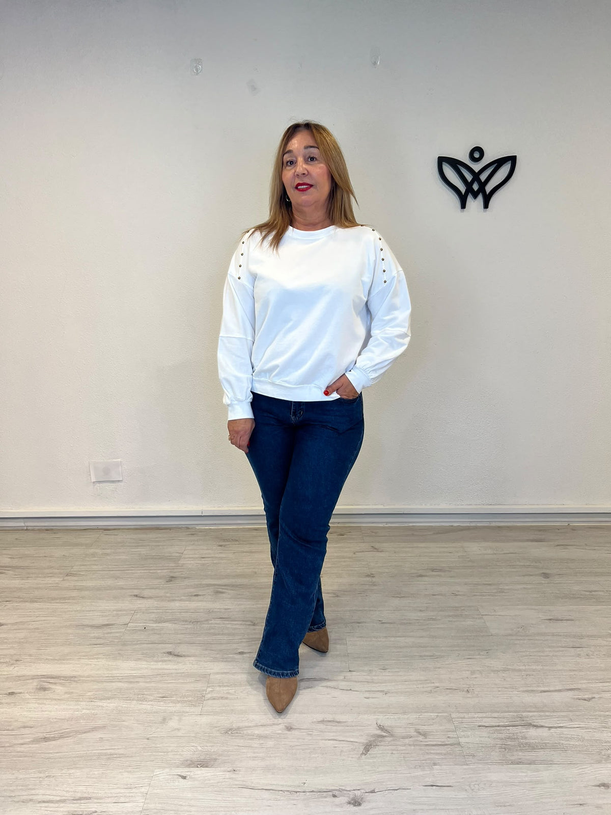 Sudadera de mujer blanca con cuello redondo y tachuelas doradas