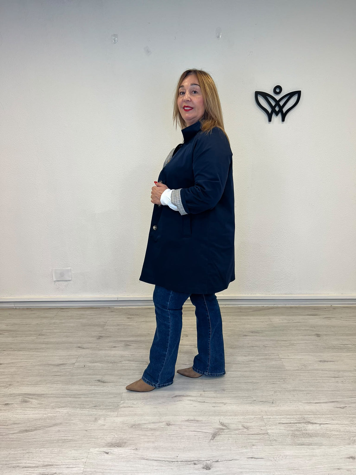 Trench gabardina azul marino de mujer con forro de cuadros vichy
