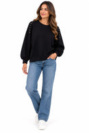 Sudadera de mujer negra con cuello redondo y tachuelas doradas