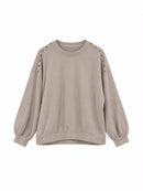 Sudadera de mujer beige con cuello redondo y detalle de tachuelas