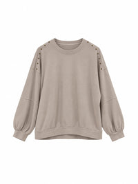 Sudadera de mujer beige con cuello redondo y detalle de tachuelas
