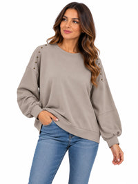 Sudadera de mujer beige con cuello redondo y detalle de tachuelas