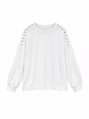 Sudadera de mujer blanca con cuello redondo y tachuelas doradas