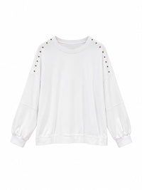 Sudadera de mujer blanca con cuello redondo y tachuelas doradas