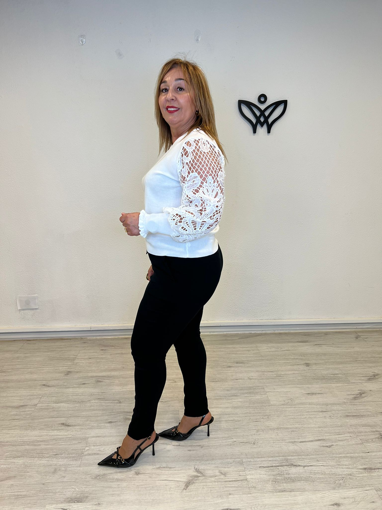 Jersey blanco de punto con mangas de encaje abullonadas