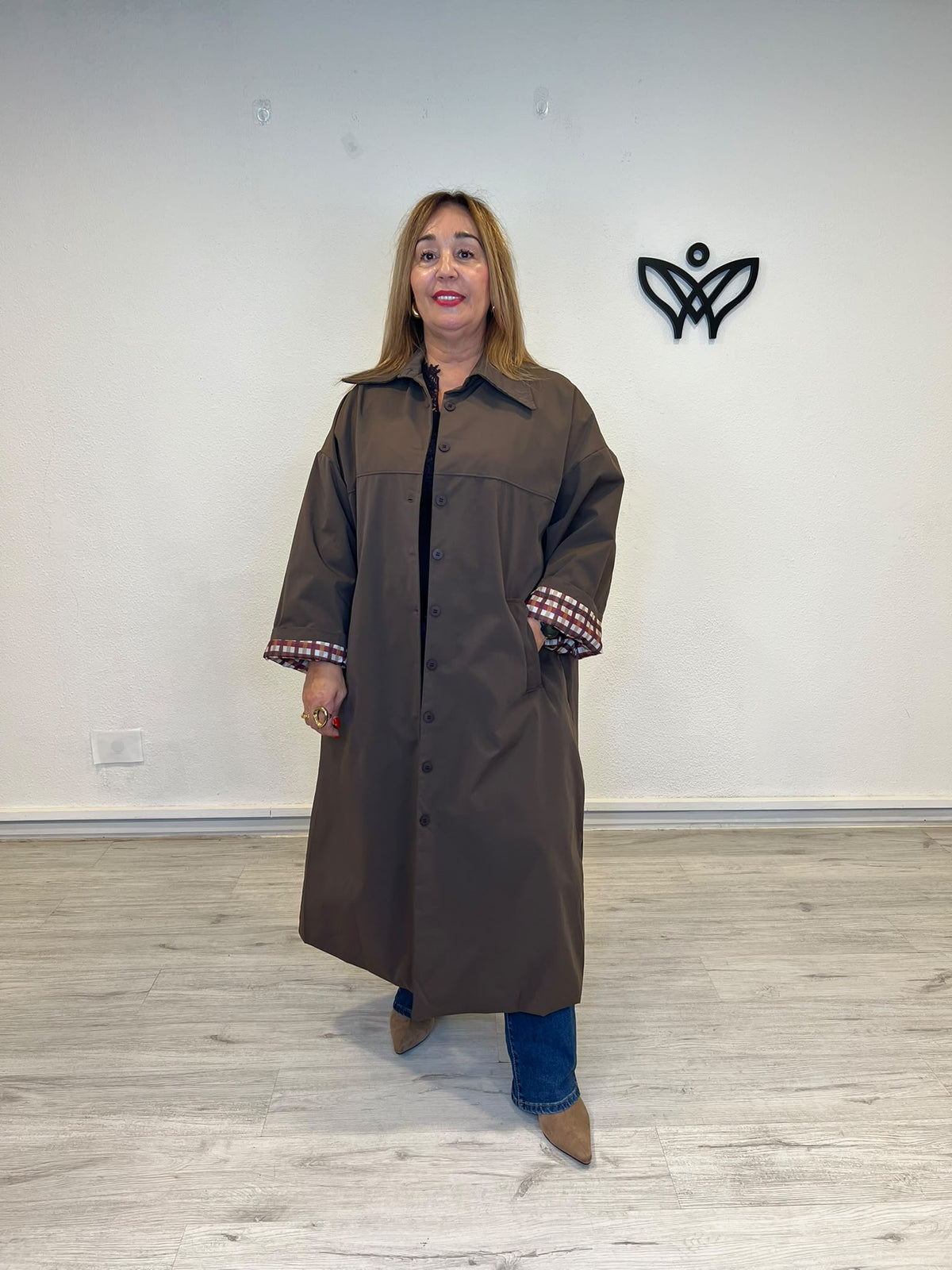 Trench gabardina oversize marrón chocolate con detalle de cuadros