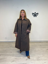 Trench gabardina oversize marrón chocolate con detalle de cuadros