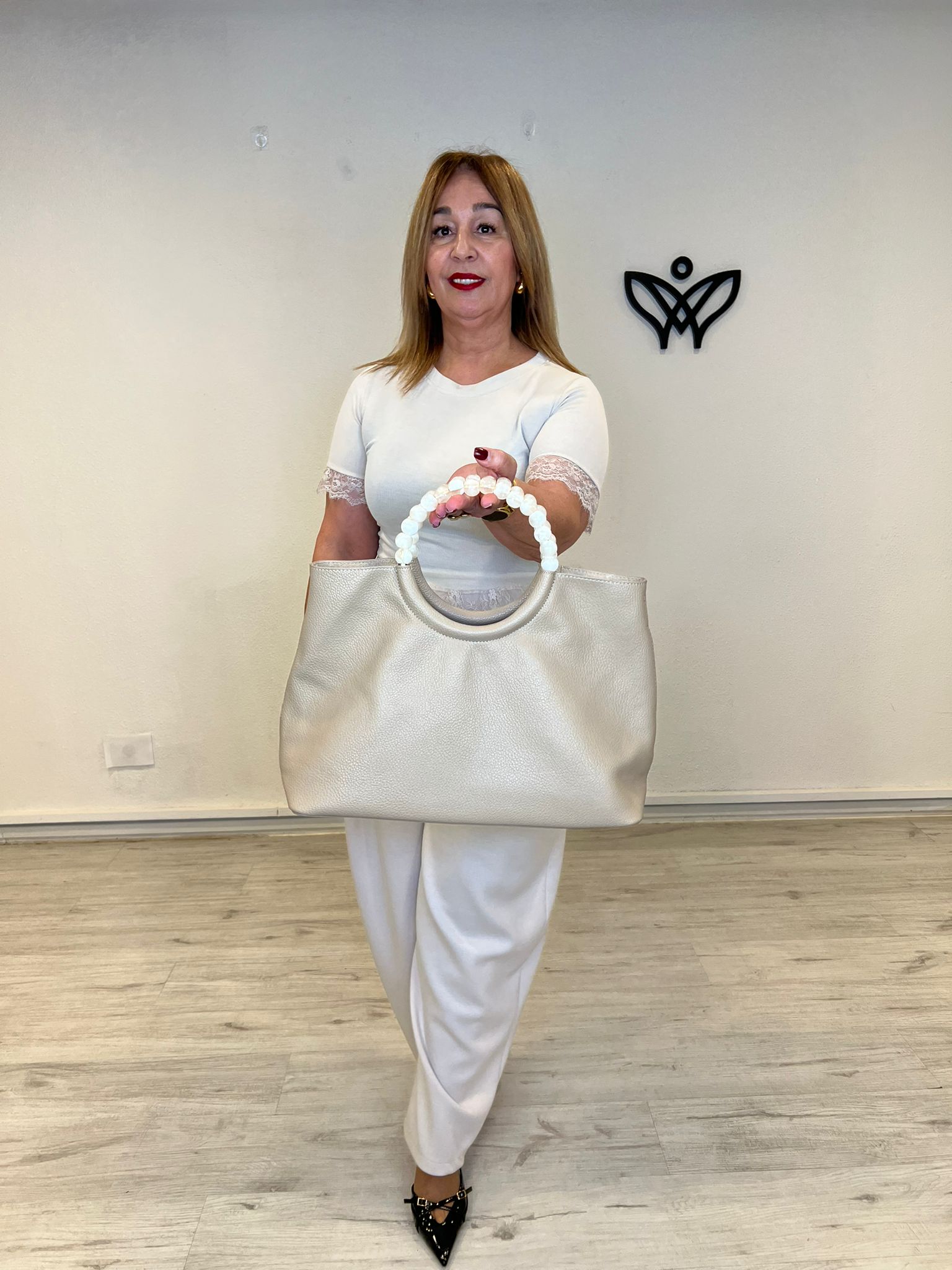 Bolso de piel beige con asa de carey