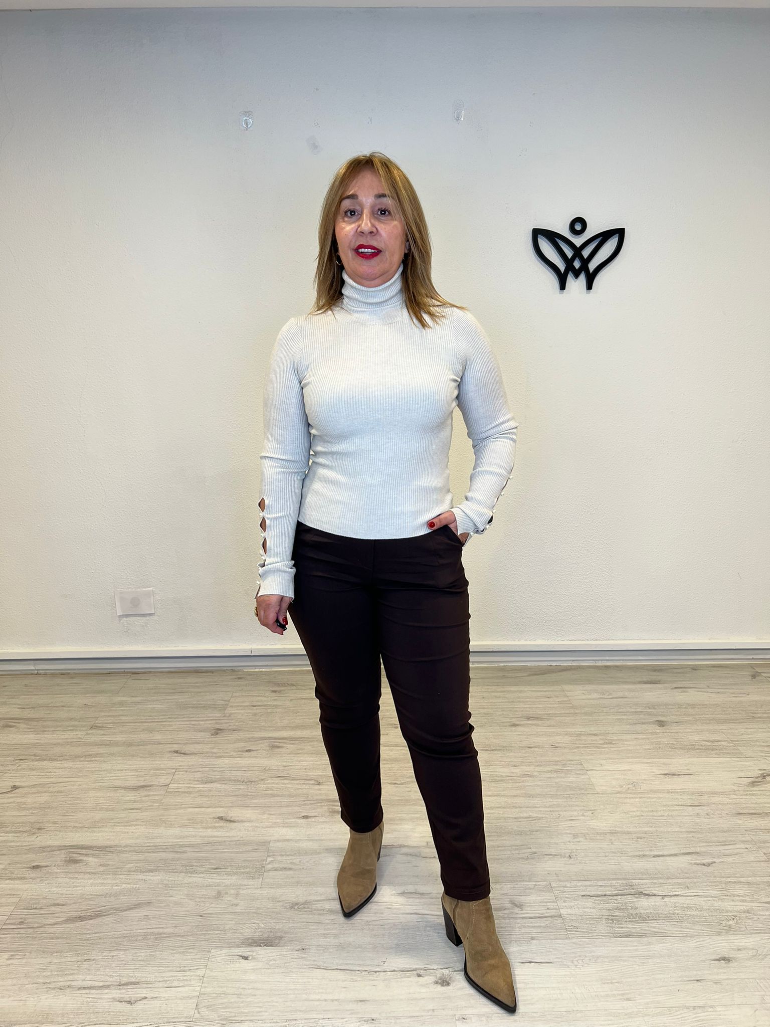 Jersey de punto de canalé cuello subido perlas en la manga beis