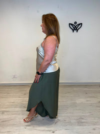 Pantalón efecto lino asimétrico verde kaki fluido y fresco