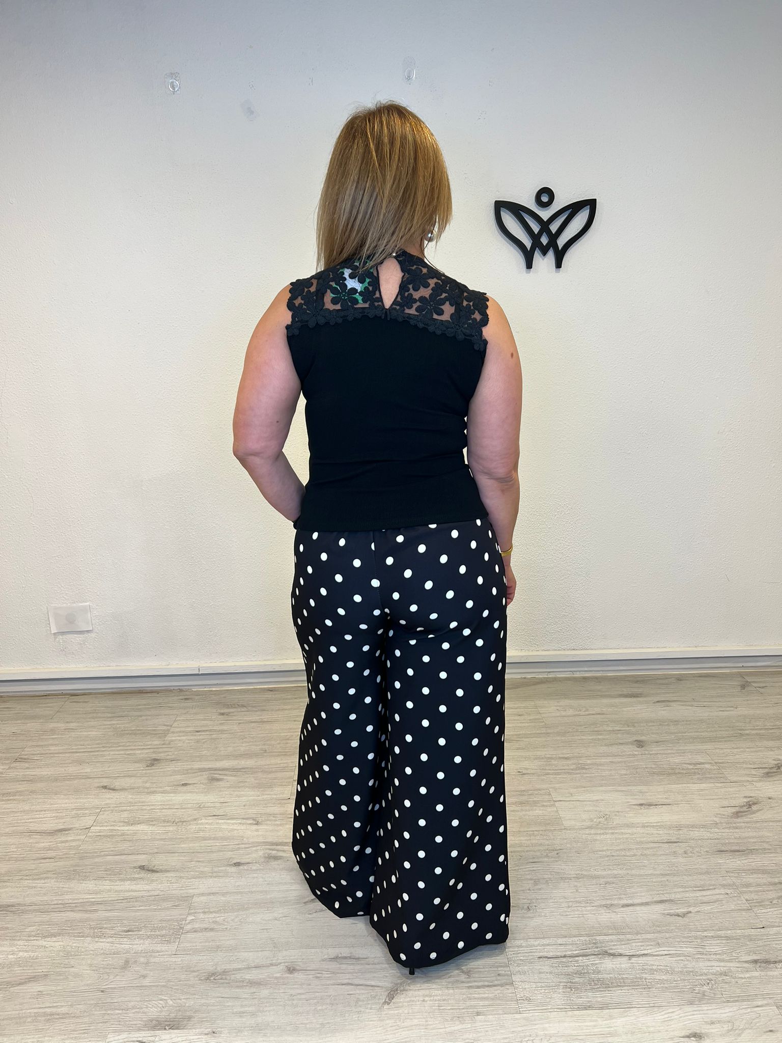 Top negro canalé con encaje