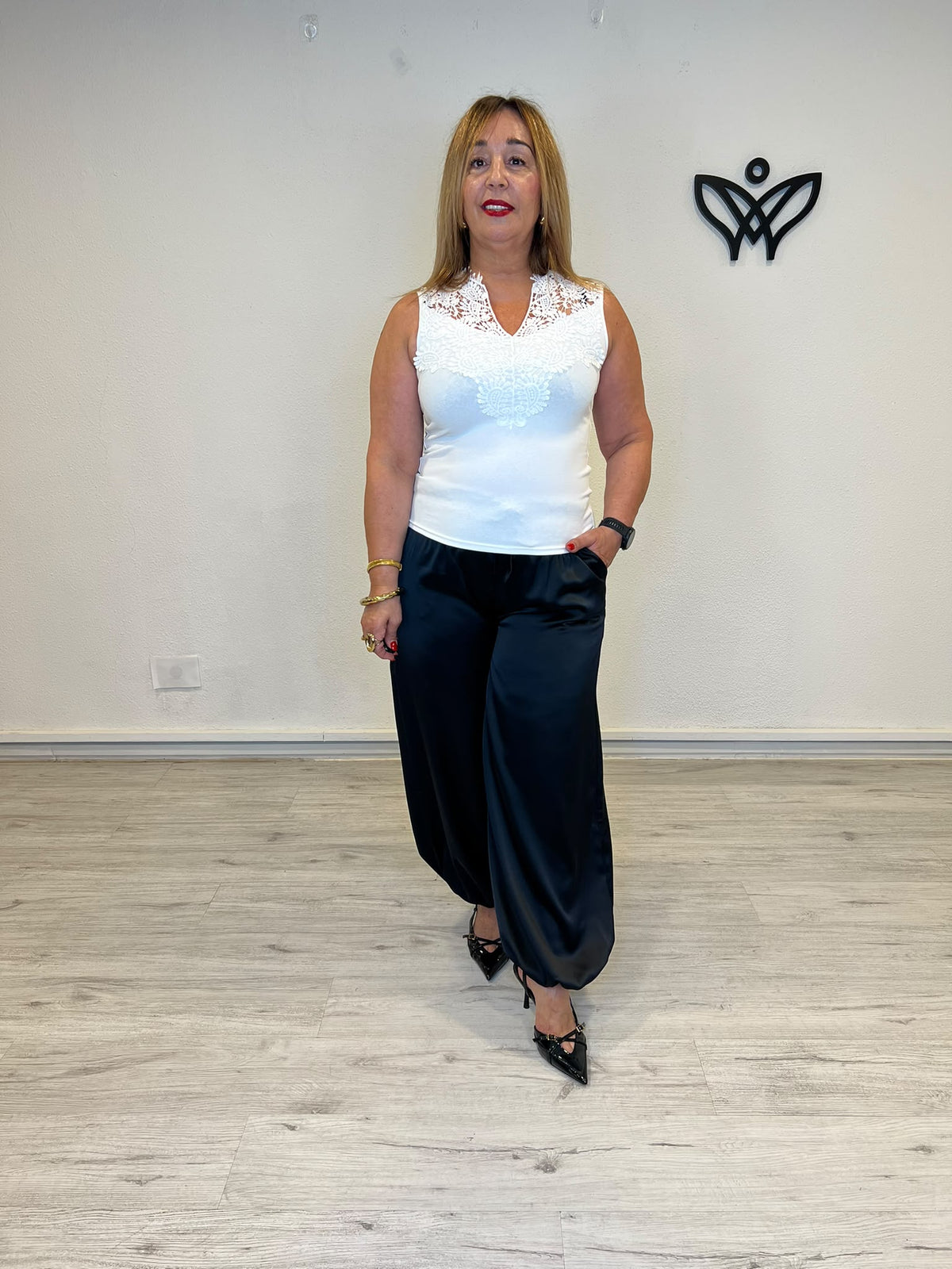 Top blanco con encaje floral en el escote