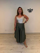 Pantalón efecto lino asimétrico verde kaki fluido y fresco