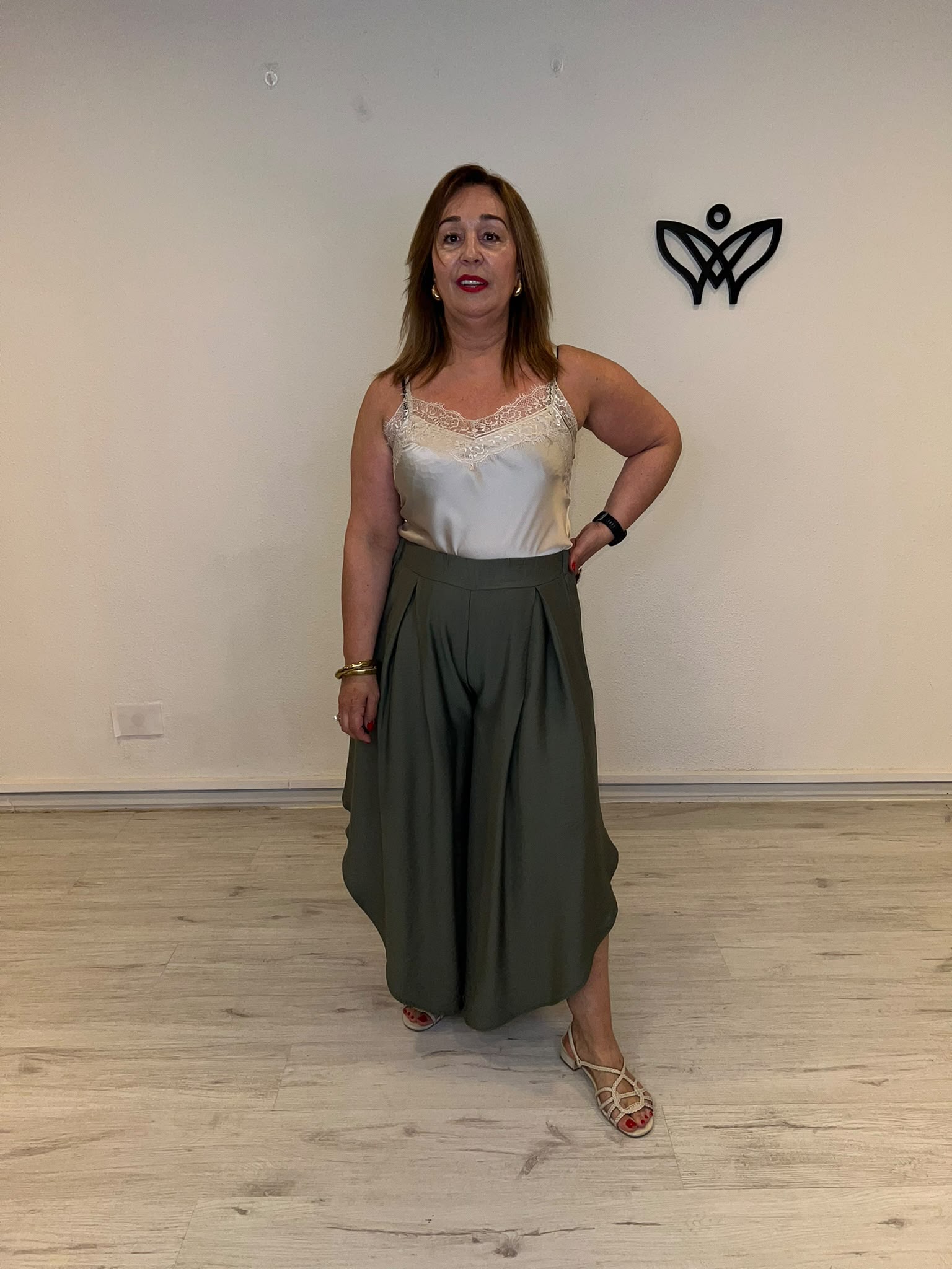 Pantalón efecto lino asimétrico verde kaki fluido y fresco