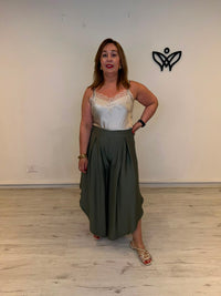Pantalón efecto lino asimétrico verde kaki fluido y fresco
