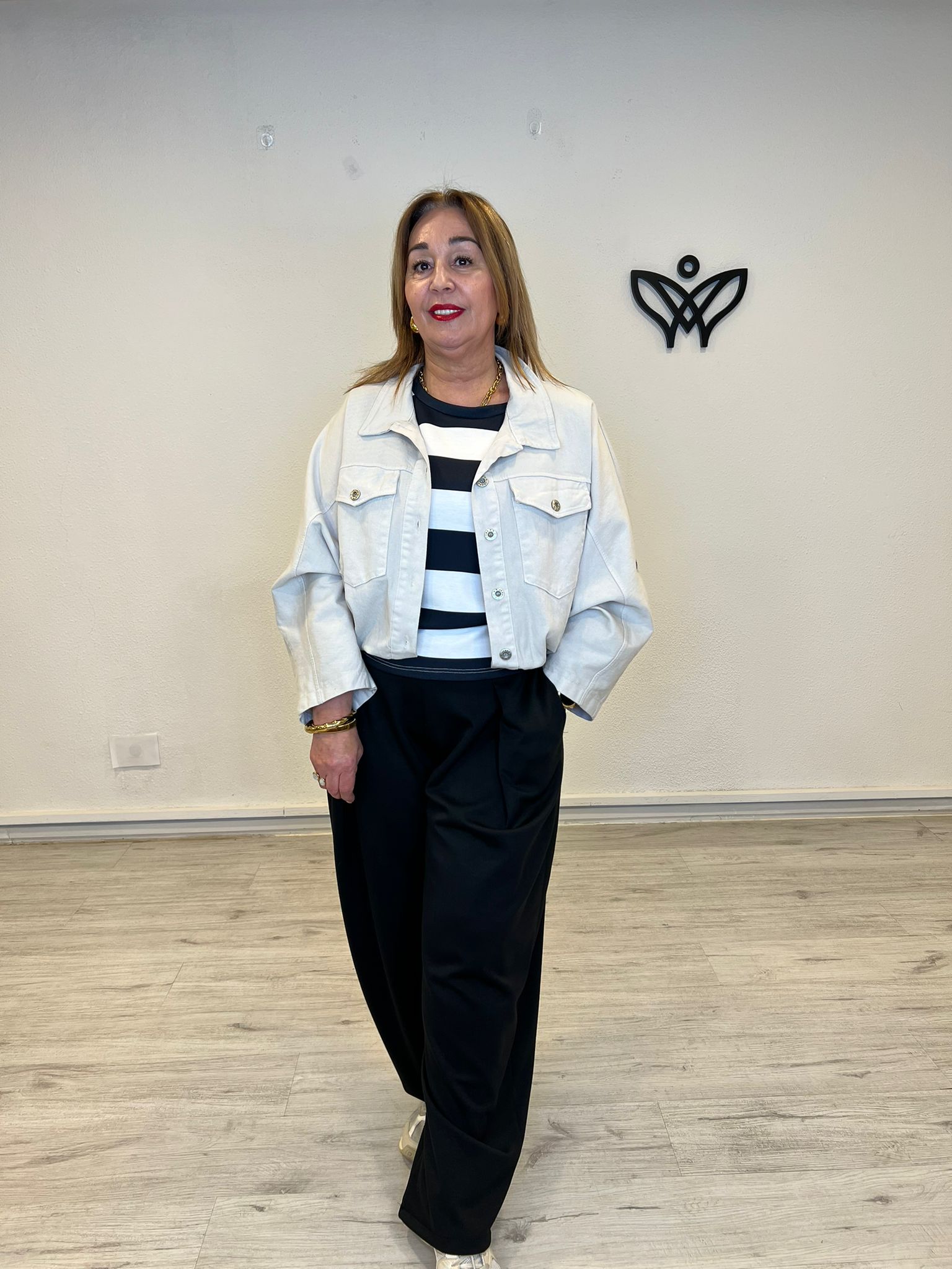 Cazadora vaquera beige estilo bomber