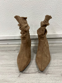 Botín beige de ante con tacón y caña arrugada