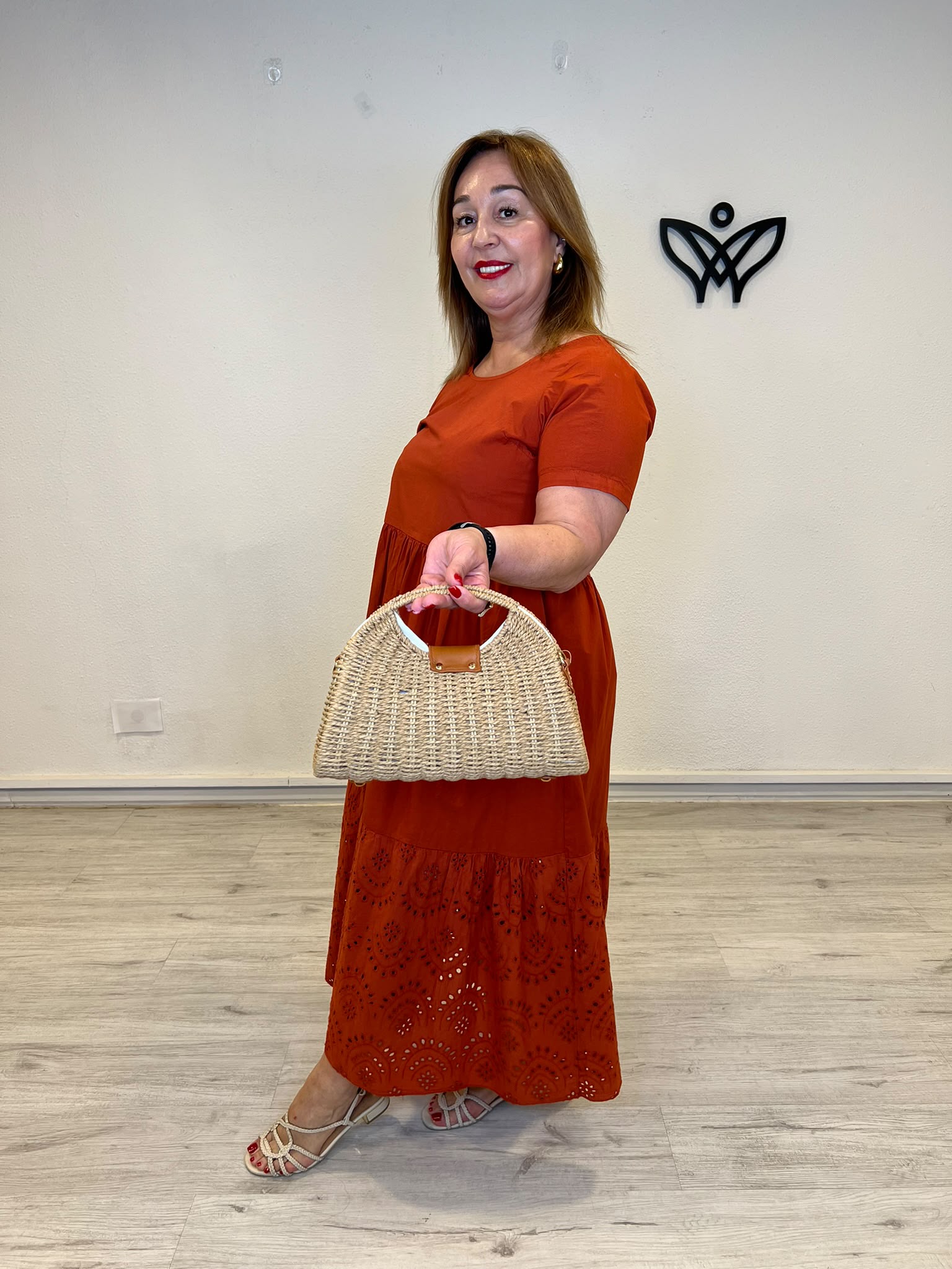 Bolso de rafia natural con asa rígida y cierre dorado