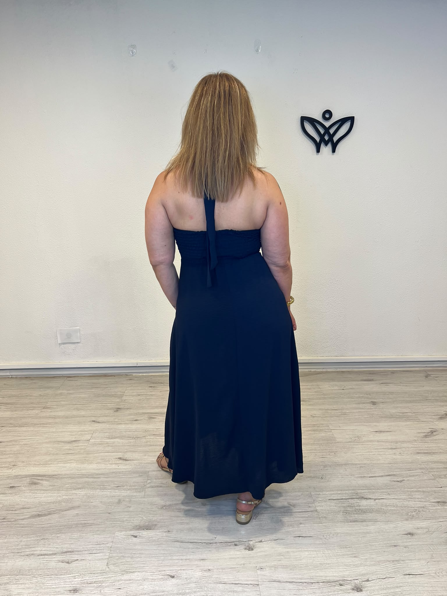 Vestido midi halter azul marino con detalle dorado