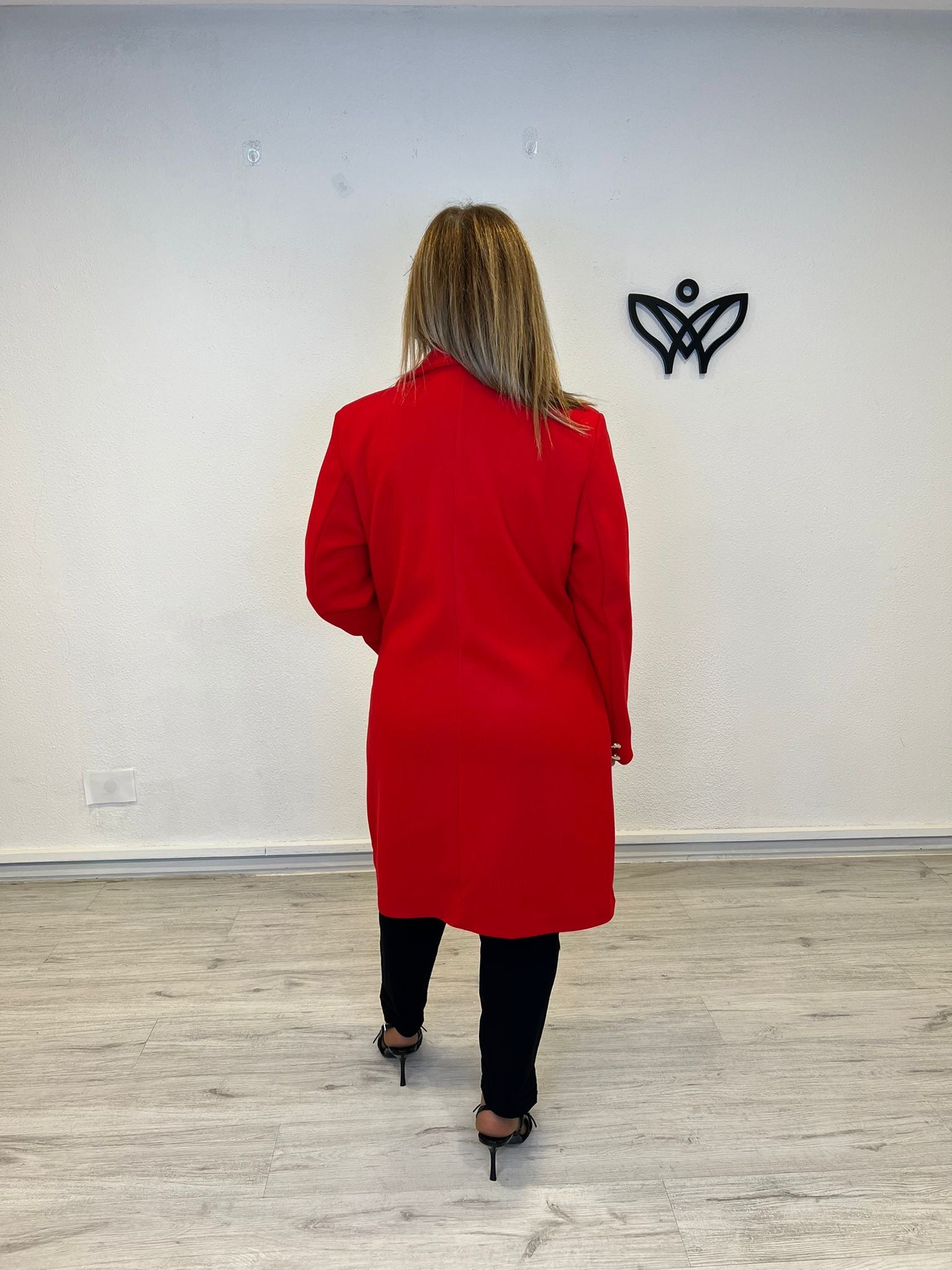 Abrigo corto midí de paño con solapas clásico