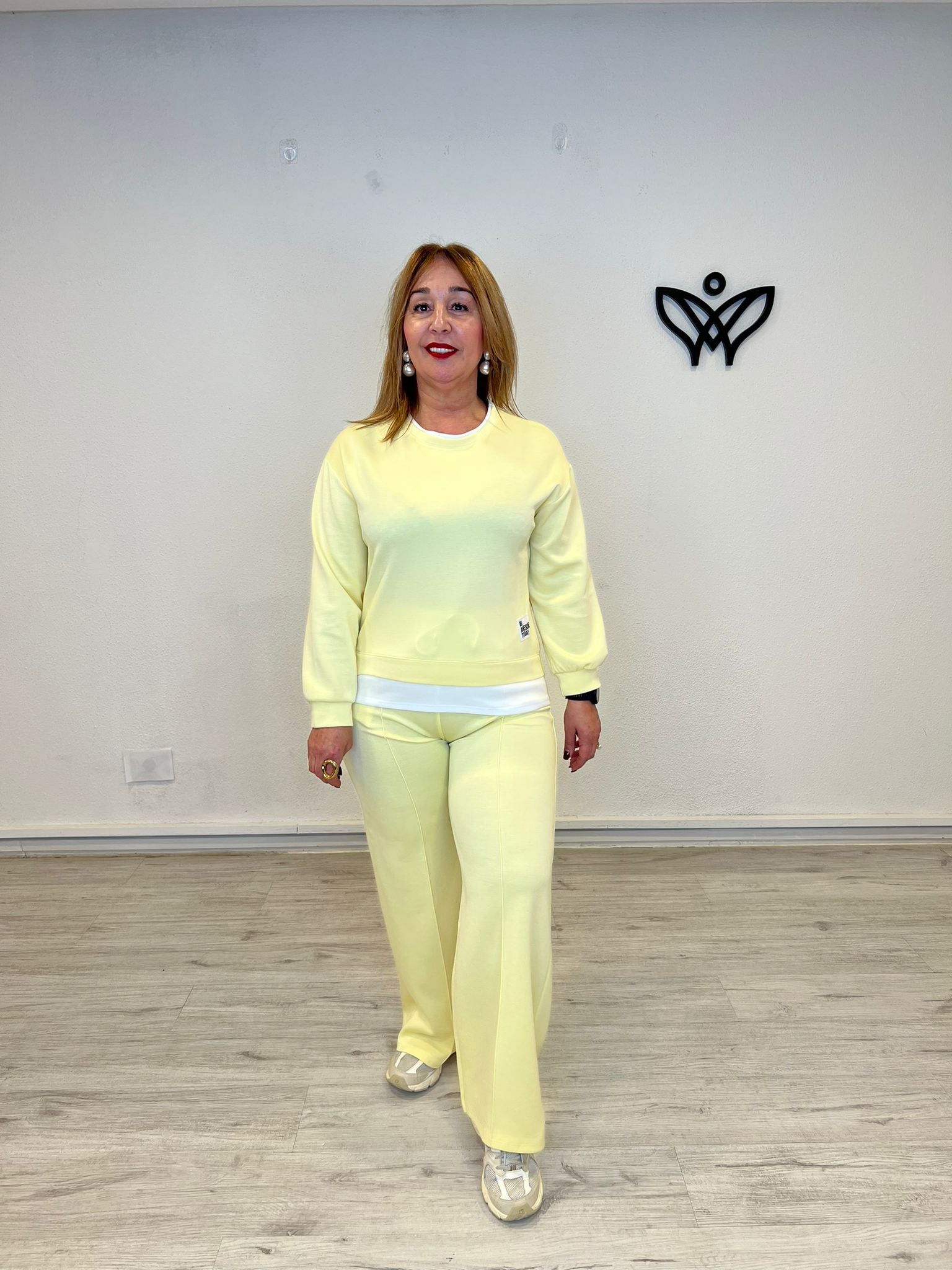 Conjunto algodón pantalón recto y sudadera amarilla