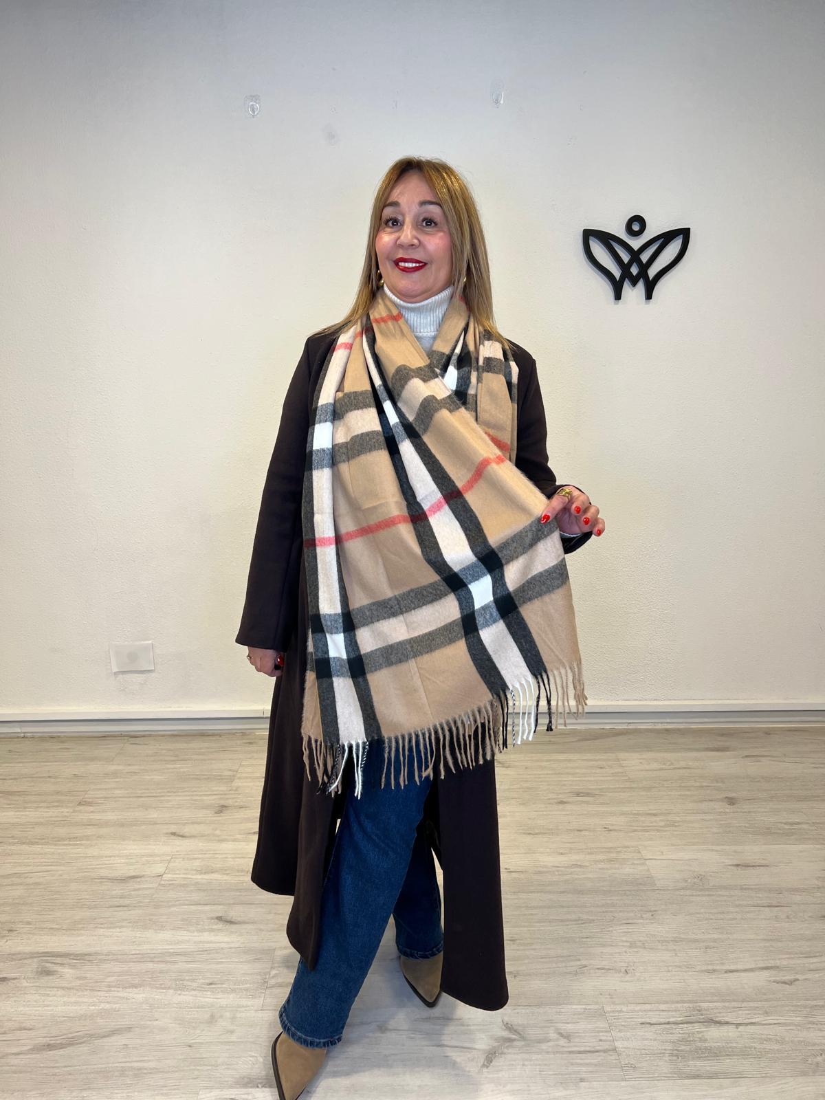 Bufanda amorosa de cuadros con flecos en marrón y beis