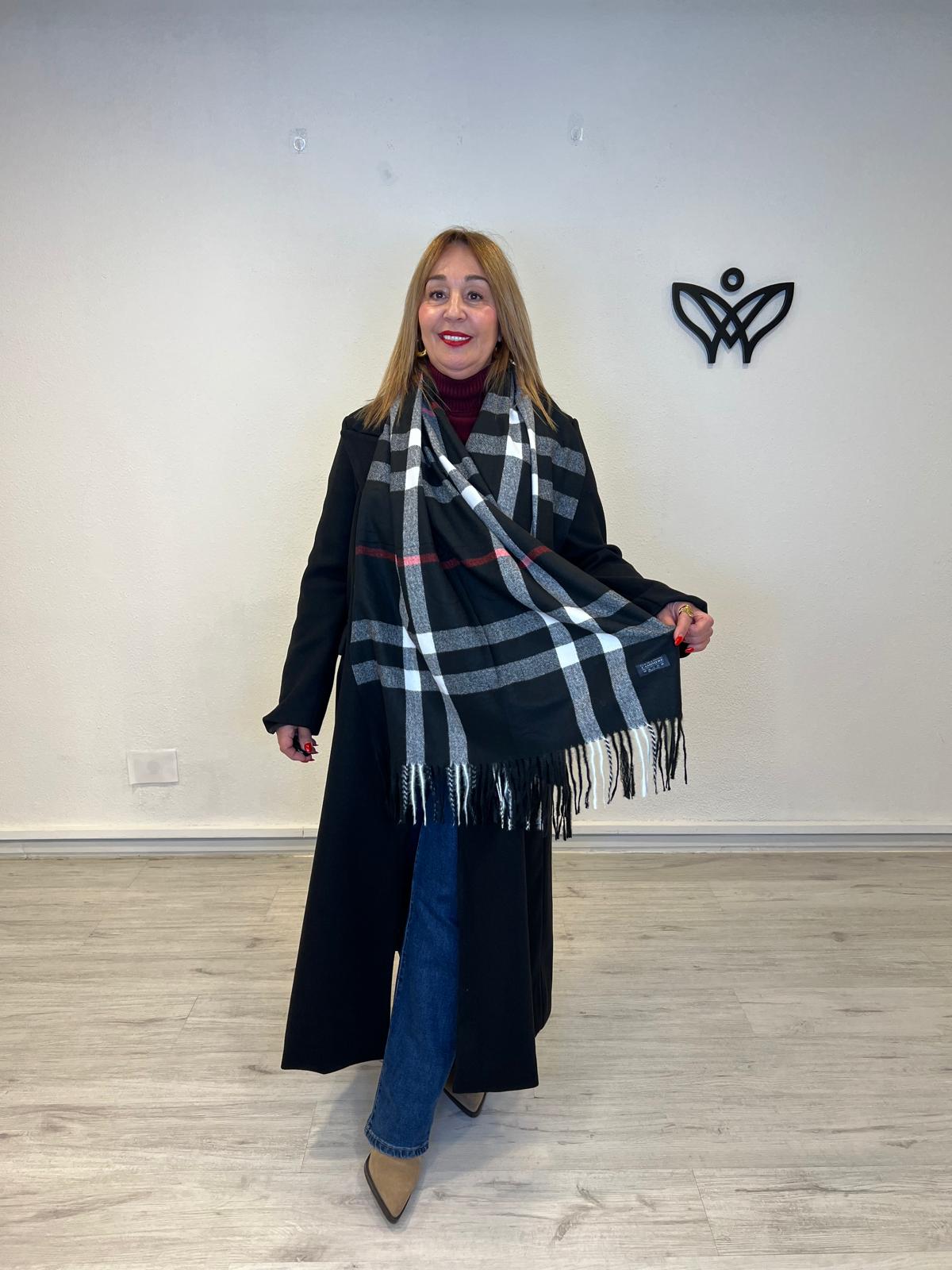 Bufanda amorosa de cuadros con flecos negra