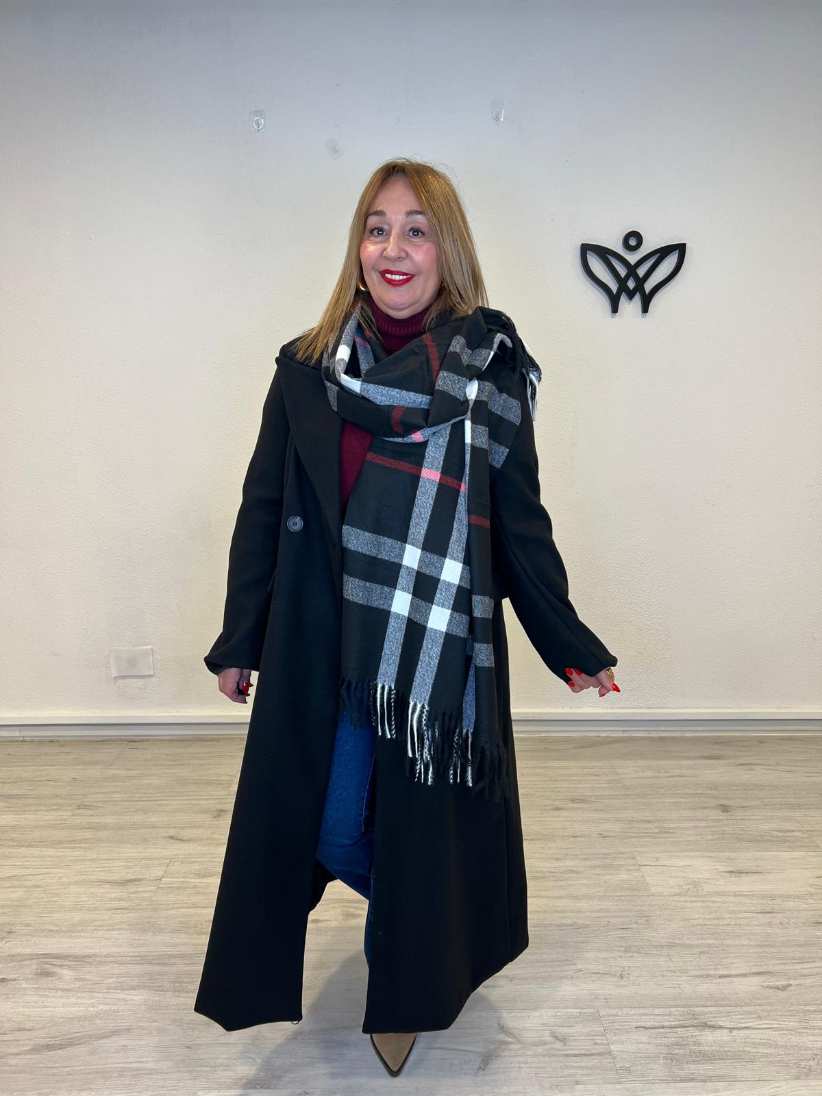 Bufanda amorosa de cuadros con flecos negra