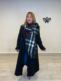 Bufanda amorosa de cuadros con flecos negra