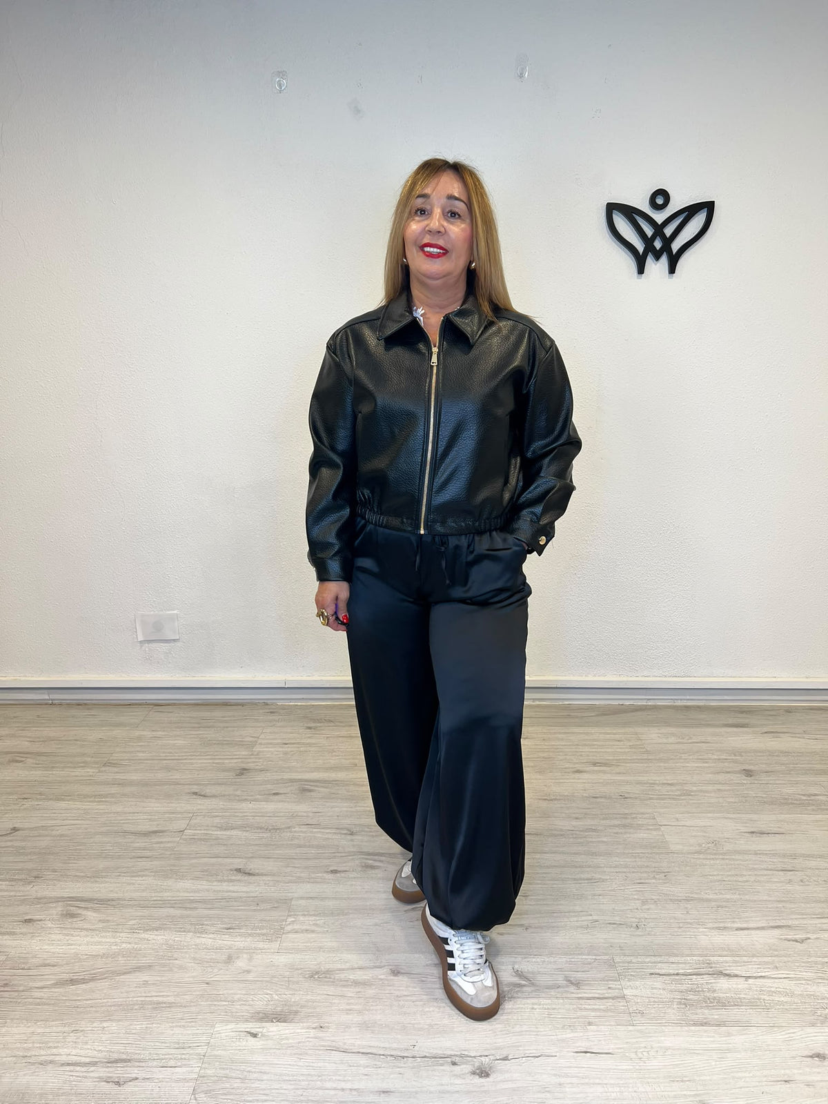Bomber de polipiel negra con cremallera y bajo elástico
