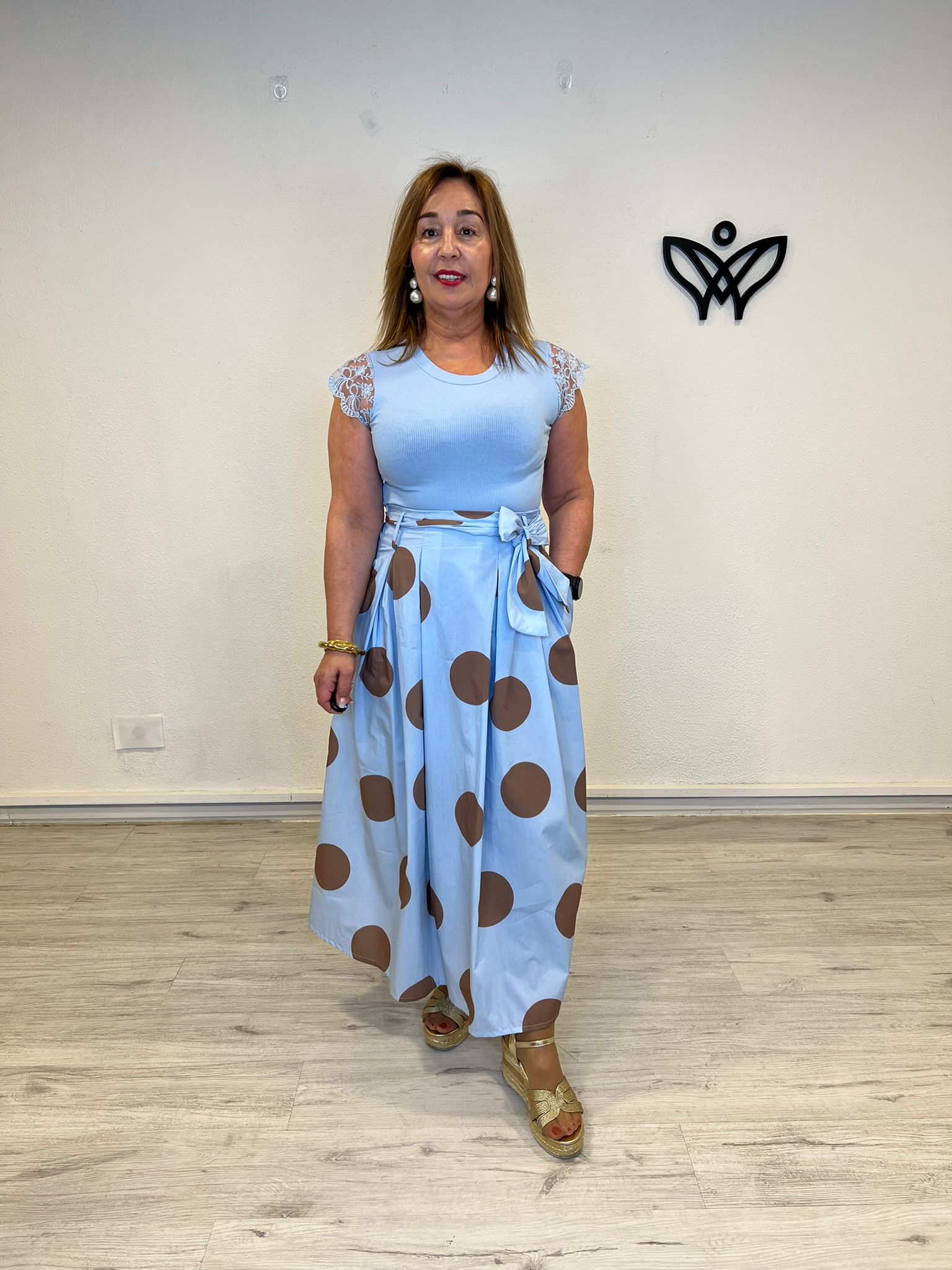 Falda midi azul con lunares marrón y bolsillos
