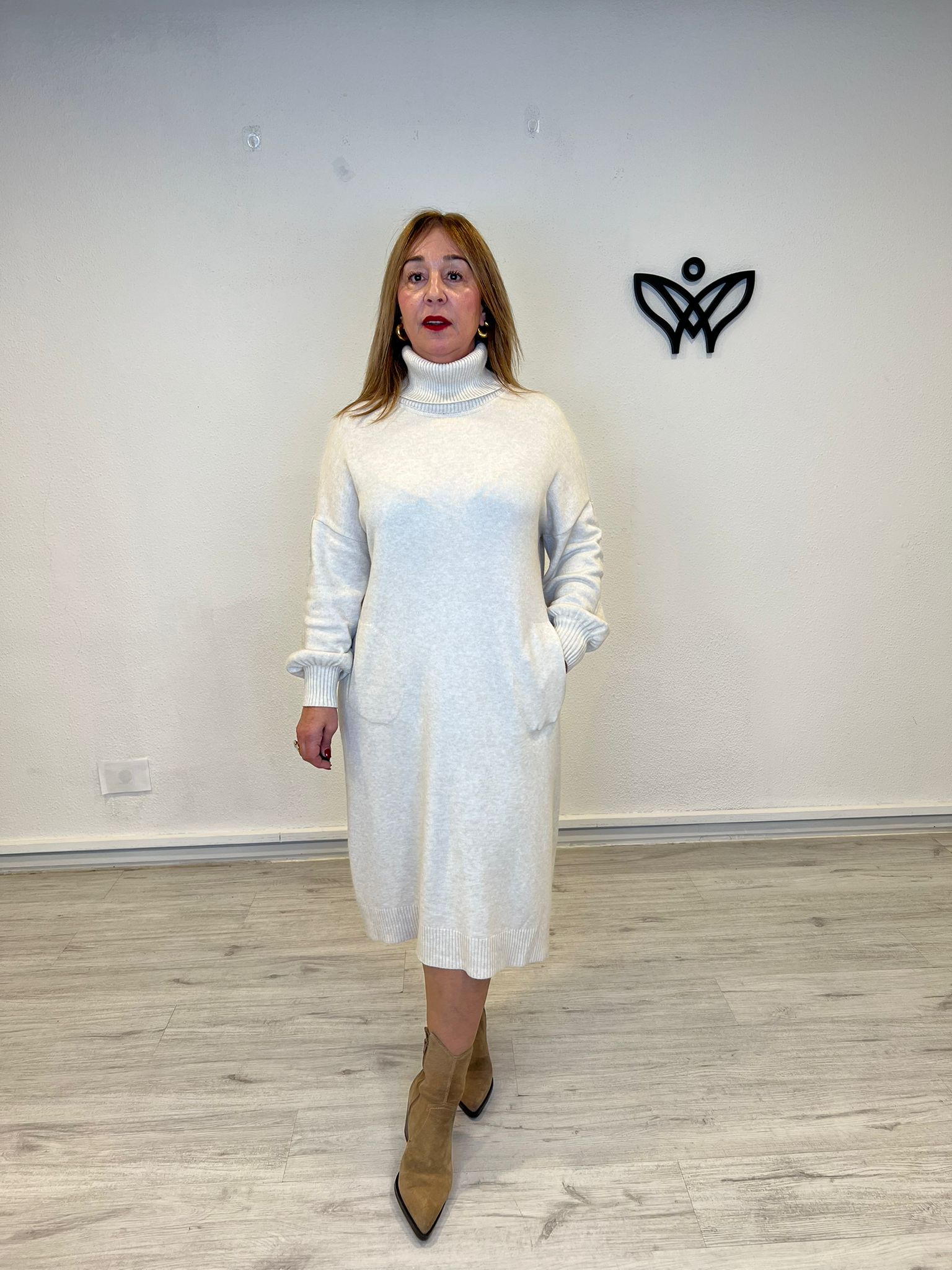 Vestido de punto con bolsillos largo midi cuello subido beis