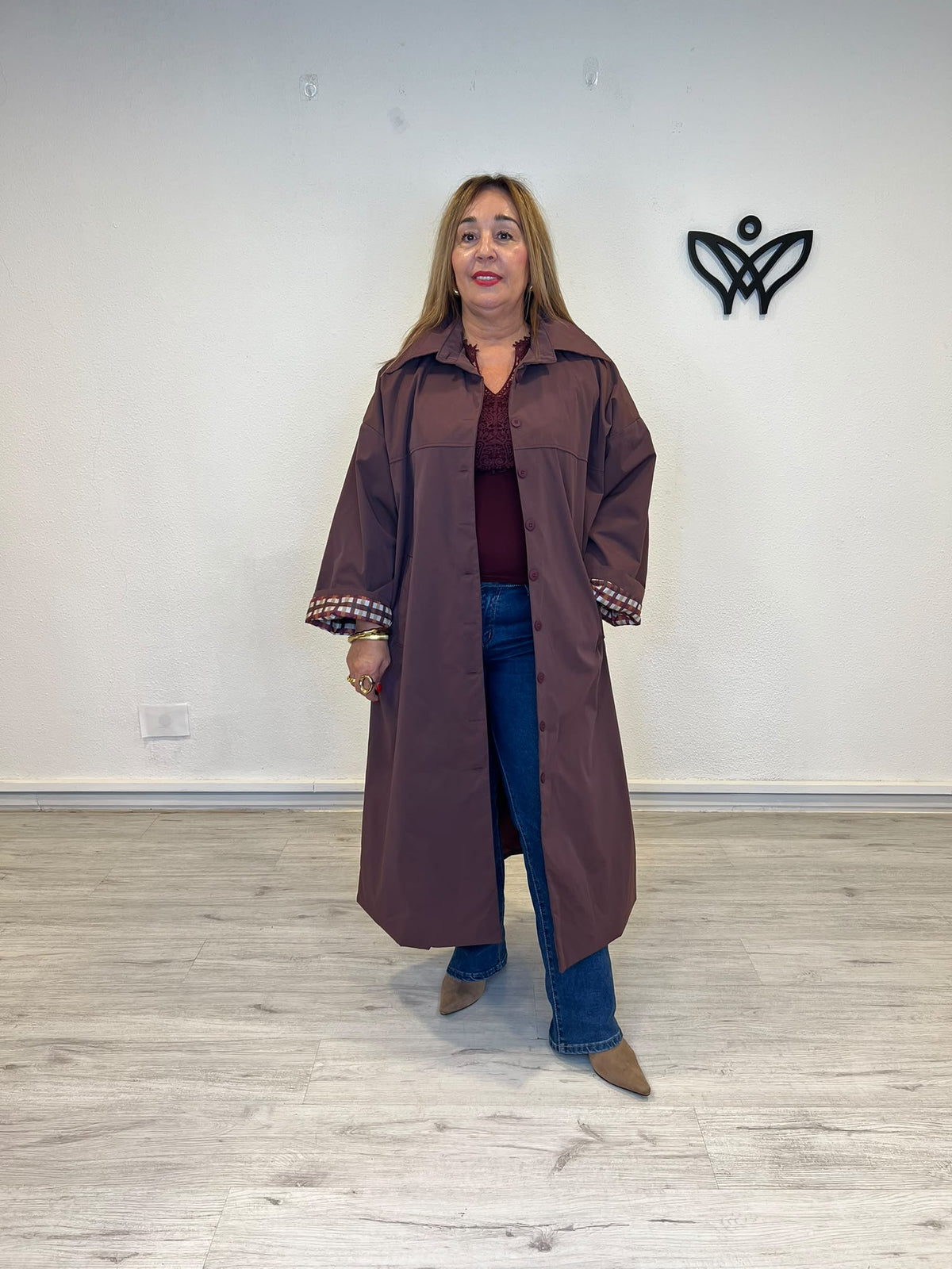 Trench gabardina oversize burdeos con detalle de cuadros