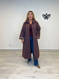 Trench gabardina oversize burdeos con detalle de cuadros