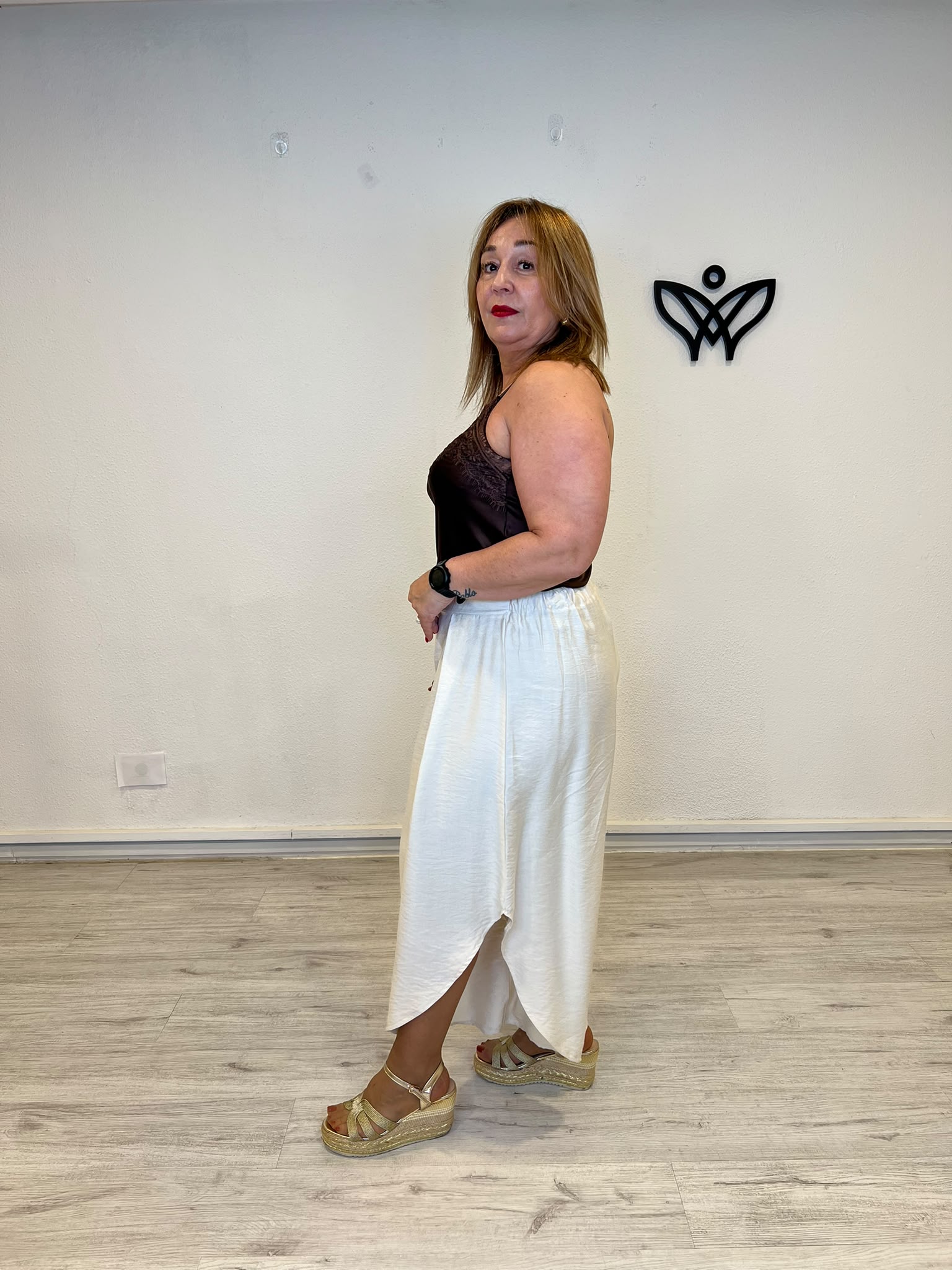 Pantalón efecto lino asimétrico beige con cintura elástica