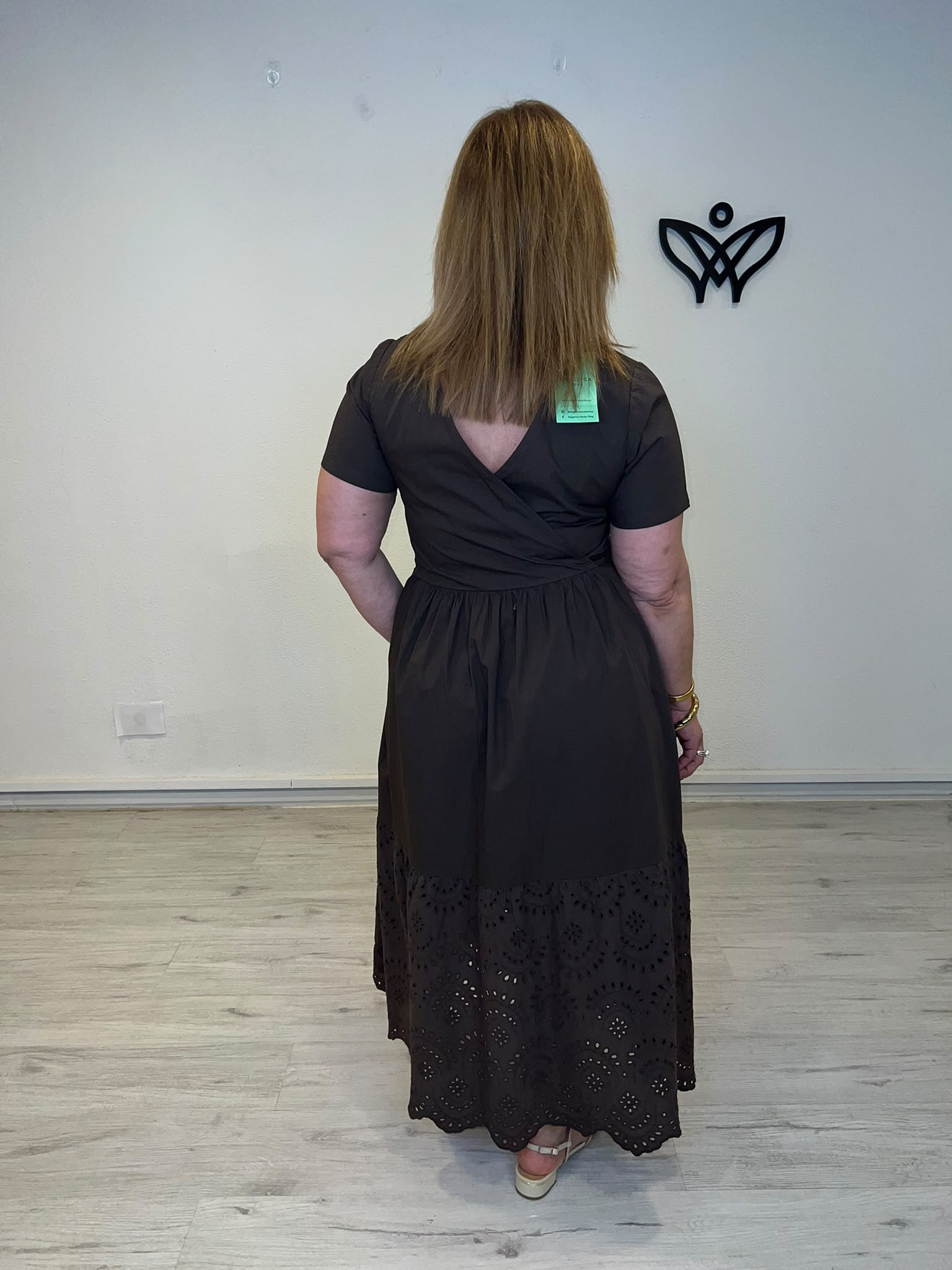 Vestido algodón marrón chocolate con bordado inglés y bolsillos