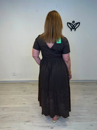 Vestido algodón marrón chocolate con bordado inglés y bolsillos