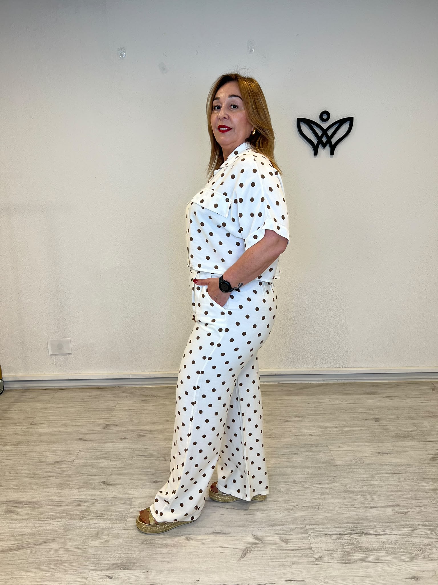 Conjunto de lunares beige y marrón chocolate efecto lino