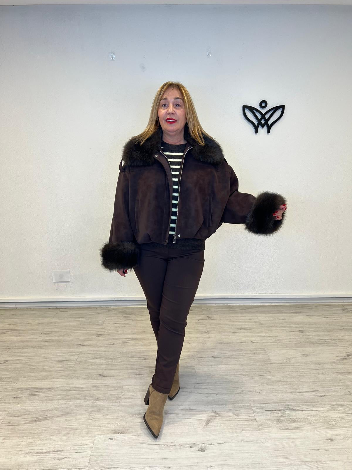 Cazadora bomber chaqueta con pelo en el cuello y puños marrón chocolate