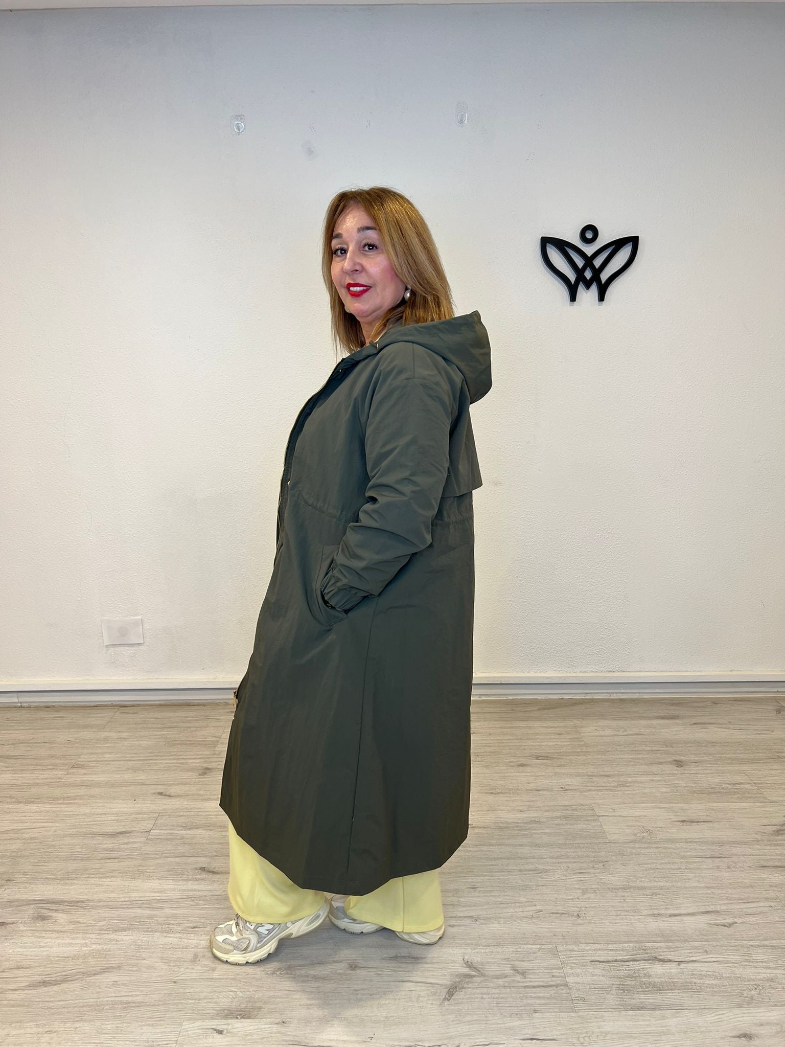 Trench gabardina verde militar con capucha y cremallera