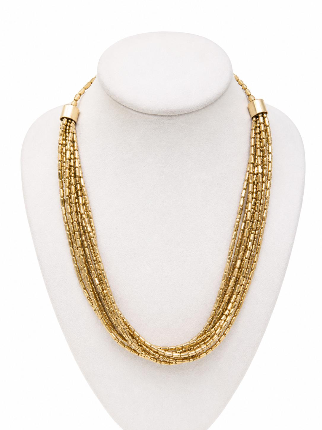Collar largo dorado de abalorios multihilo