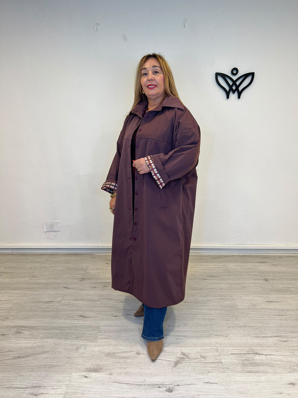Trench gabardina oversize burdeos con detalle de cuadros